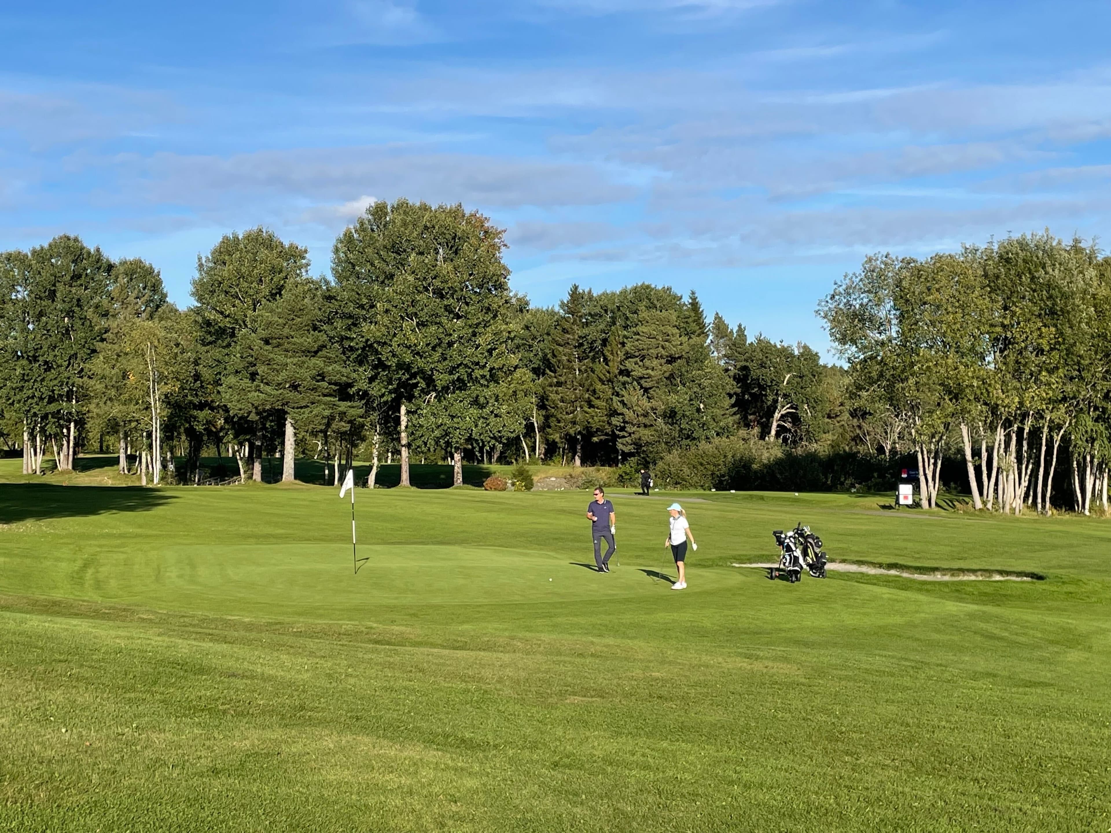 Solnedgang over banen med fjord og fjell